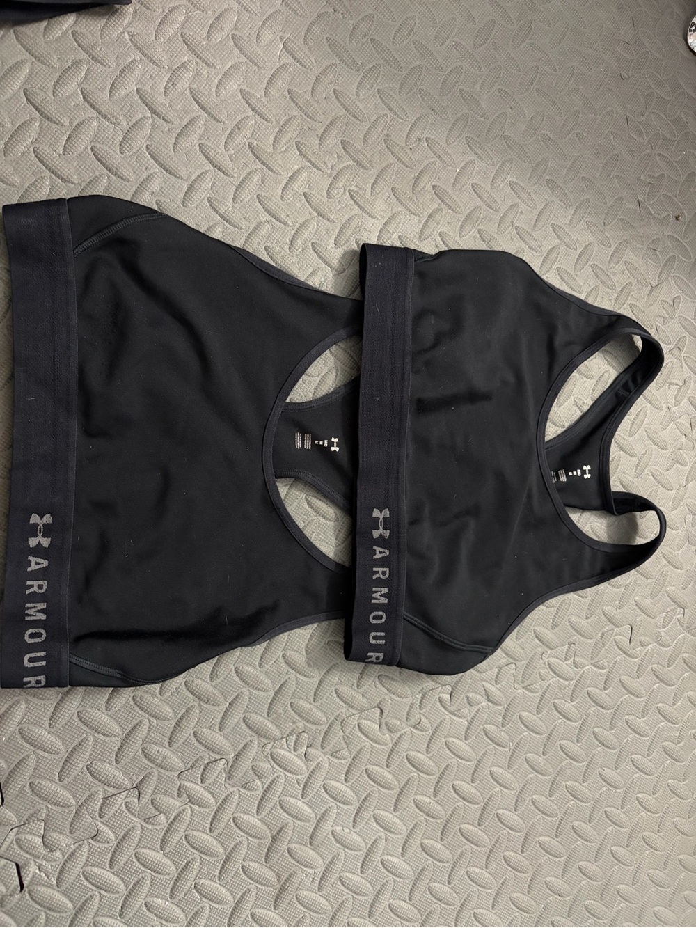Women’s under Armour keyhole sports bra lot, medium